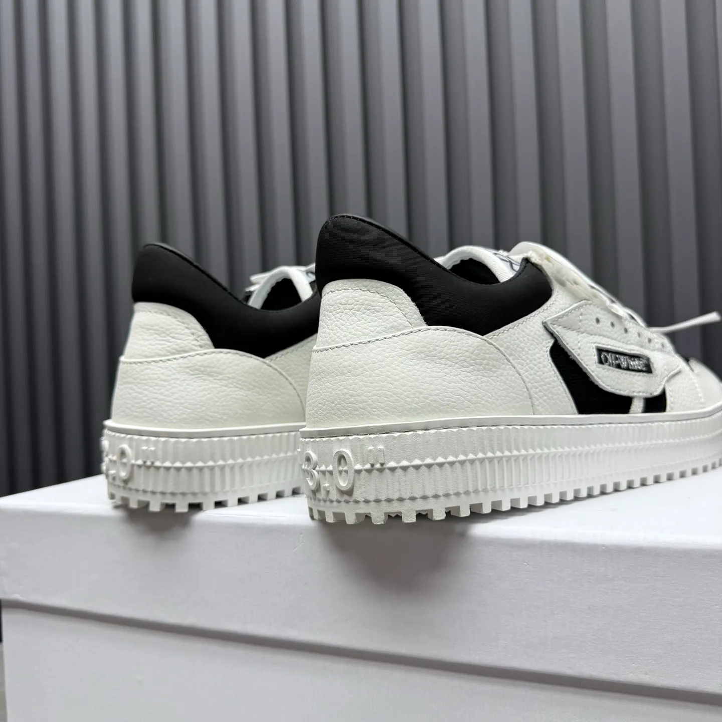 Men's shoes💰680 OFF WHITE ⚡️Couple style⚡️The latest spring style street casual shoes, released with the highest quality version on the market👊Series original mold opening, original lasting, production technology 1:1 original version➰🔜The best choice for more and more celebrities and Internet celebrities🔸In the classics Changes in the code🔸Innovate in the trend🔸Strive to break away from the shackles of bad street design🔝Although he is not the originator of fashion design, he is definitely a shining dark horse in avant-garde design🐴🆙Do not follow the trend🔅Not universal beauty🔅 Fabric💯First-layer cowhide Lining💯Imported skin-friendly and environmentally friendly polyester mesh Foot pads💯Original molded high-elastic environmentally friendly molding pads Midsole💯Made with original last-last technology Outsole💯Rubber outsole Packaging💯Official website synchronizes full set of packaging (brand wrapping paper, brand certificate, brand cloth bag) Code numbers 35-44, 45 46 Customized